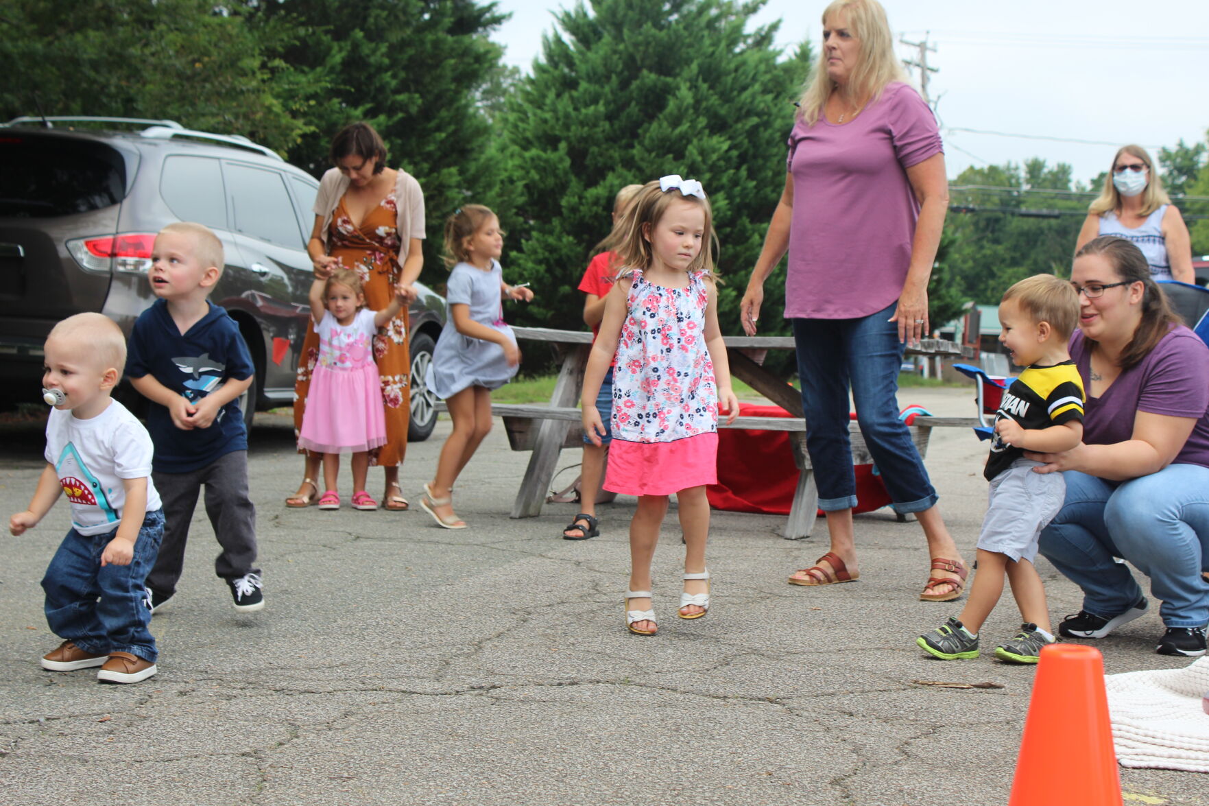 Children dance along to Miss Sue.JPG